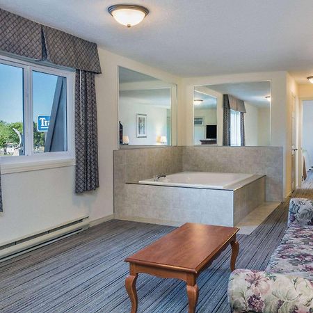 Travelodge By Wyndham Gananoque Bagian luar foto