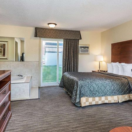 Travelodge By Wyndham Gananoque Bagian luar foto