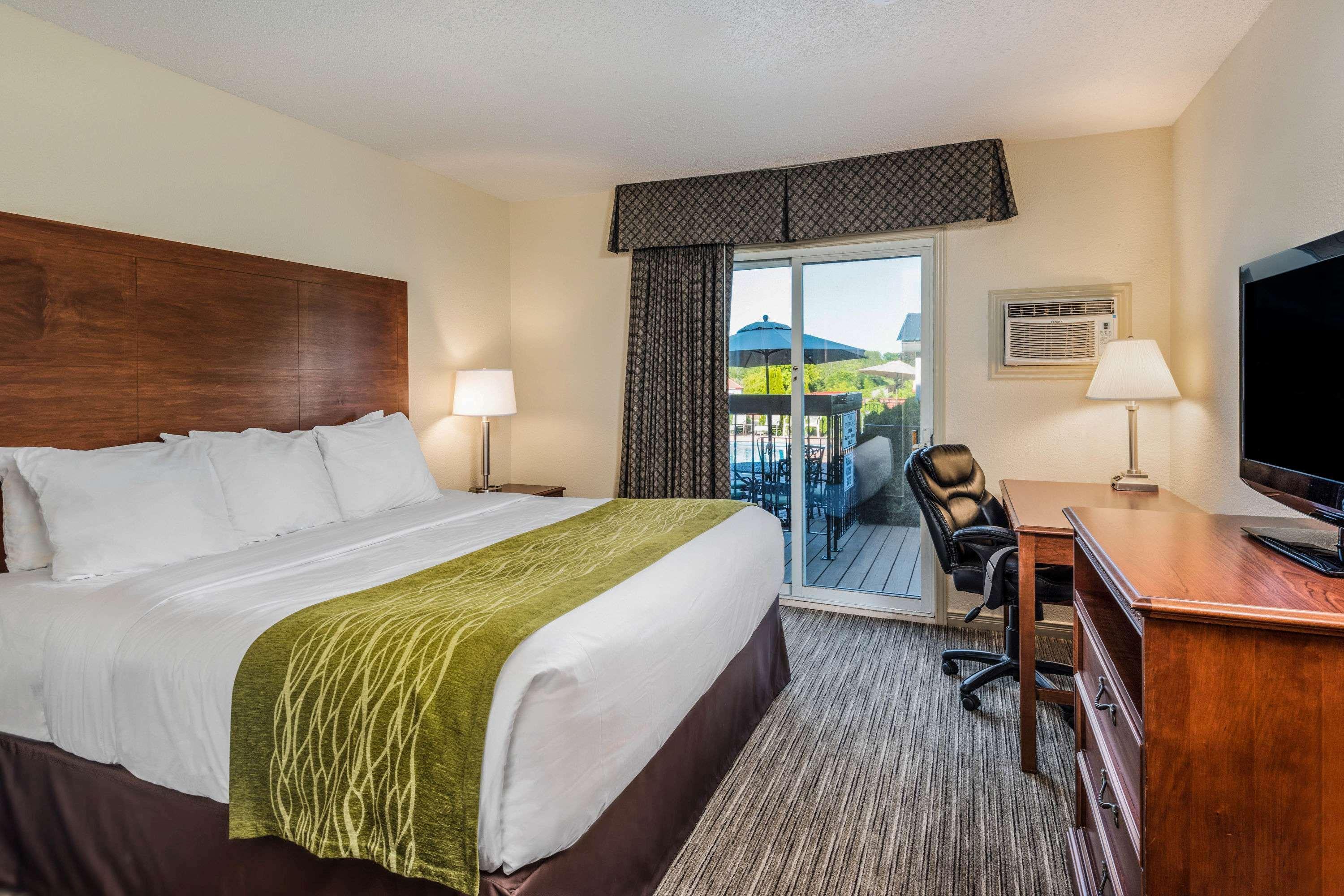 Travelodge By Wyndham Gananoque Bagian luar foto
