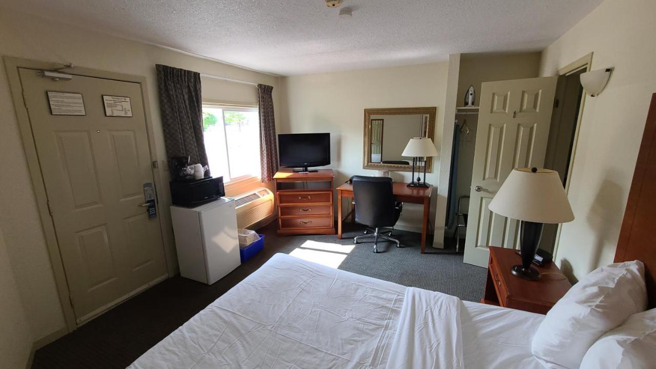 Travelodge By Wyndham Gananoque Bagian luar foto