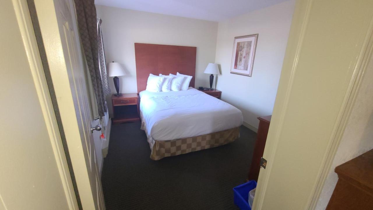 Travelodge By Wyndham Gananoque Bagian luar foto
