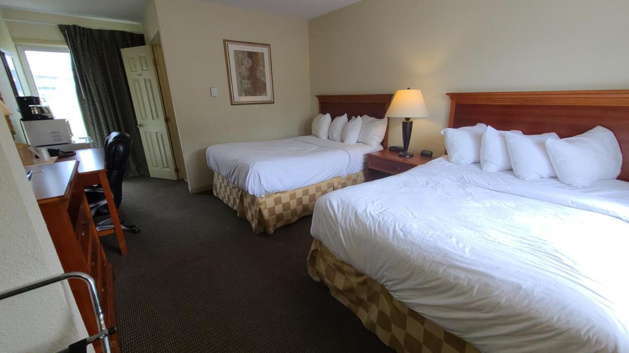 Travelodge By Wyndham Gananoque Bagian luar foto
