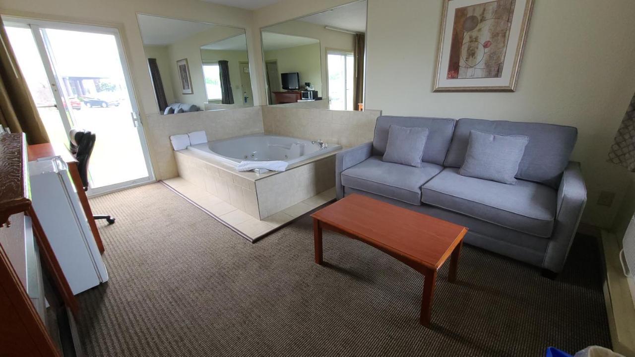 Travelodge By Wyndham Gananoque Bagian luar foto