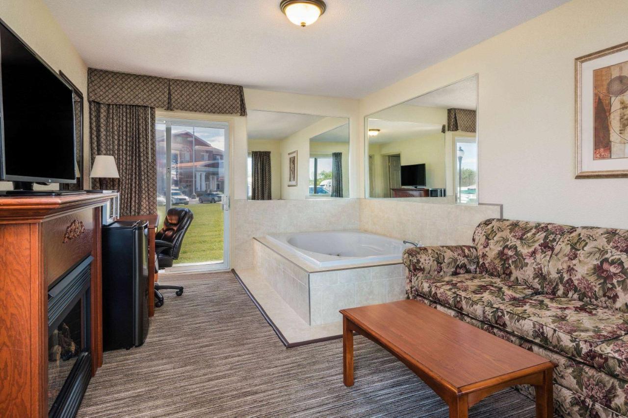 Travelodge By Wyndham Gananoque Bagian luar foto