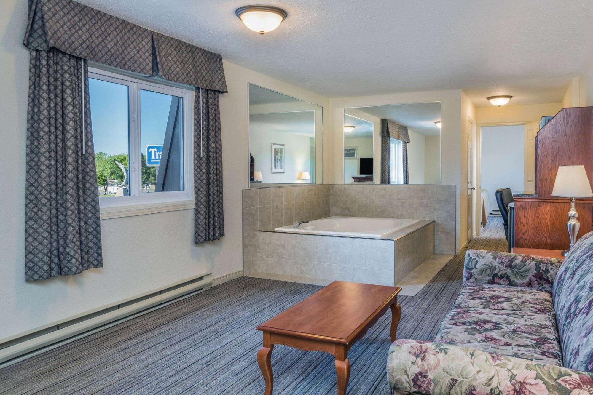 Travelodge By Wyndham Gananoque Bagian luar foto