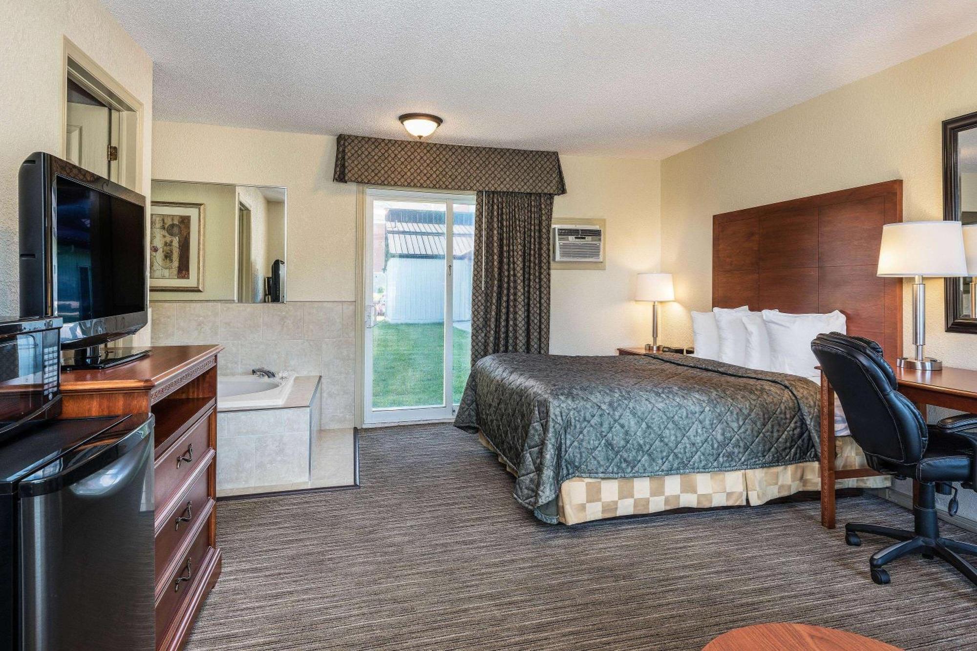 Travelodge By Wyndham Gananoque Bagian luar foto